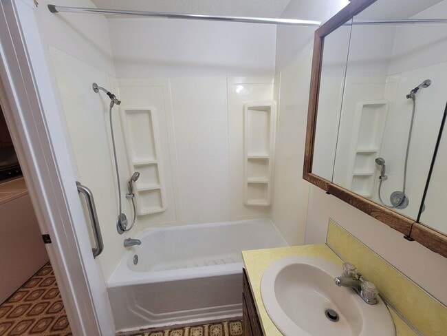 Building Photo - 2 bed 1 Bath in heart of Newport