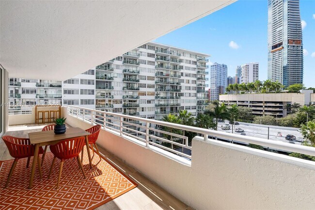 Building Photo - 1402 Brickell Bay Dr