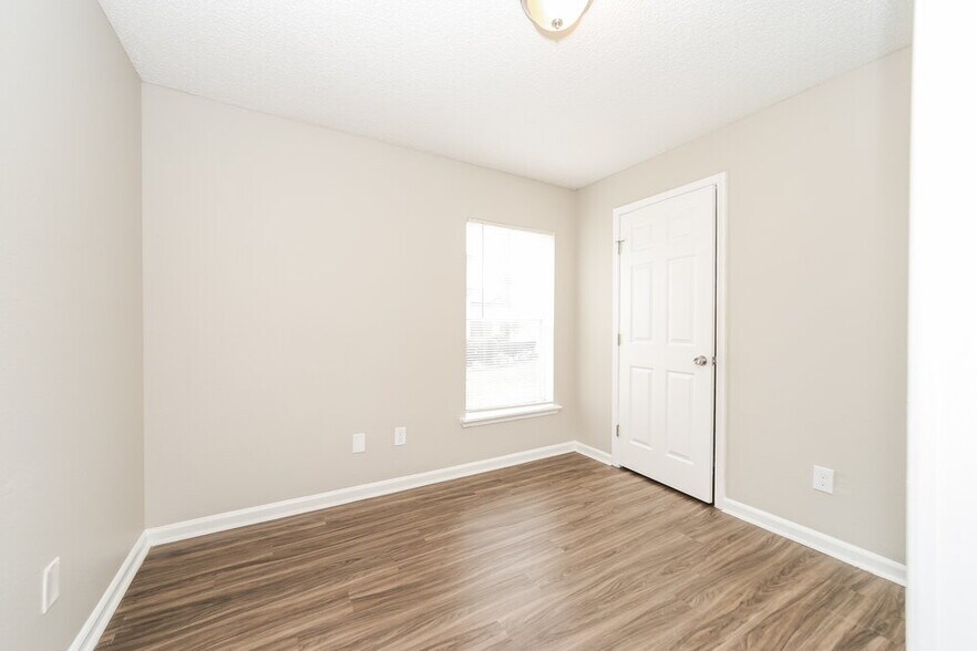 Building Photo - 11576 Kings Ridge Ct N