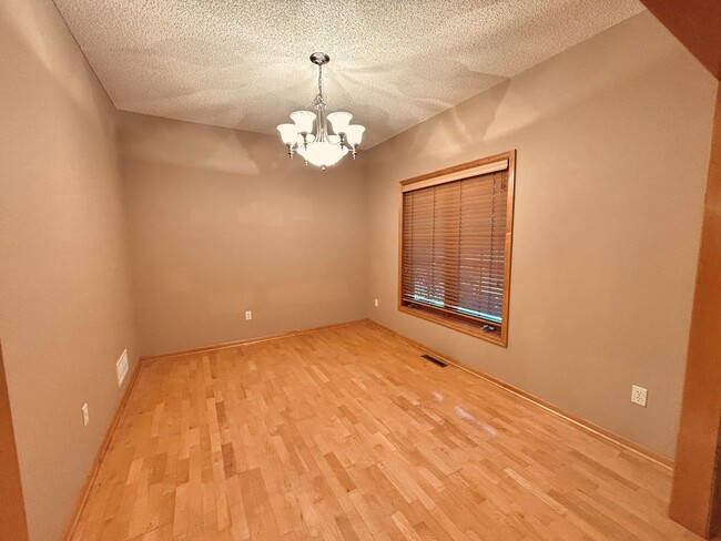 Building Photo - Huge 5 bed home located in Maple Grove!