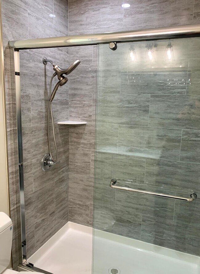 Building Photo - 423-425 11th