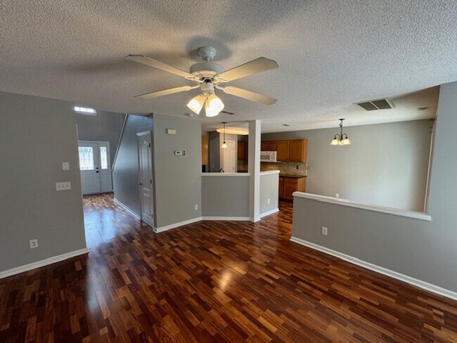 Building Photo - Pre-lease now for August!