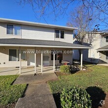 Building Photo - 2 Bed, 1.5 Bath Townhome with Attached Gar...