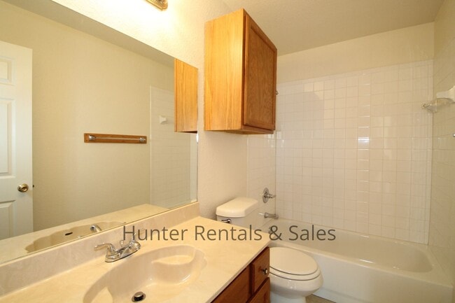 Building Photo - Updated 3-Bedroom, 2-Bath Townhome with Downstairs Suite in Prime Killeen Location