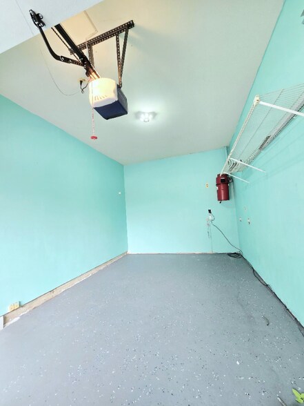 Building Photo - 821-21 Creek Ct