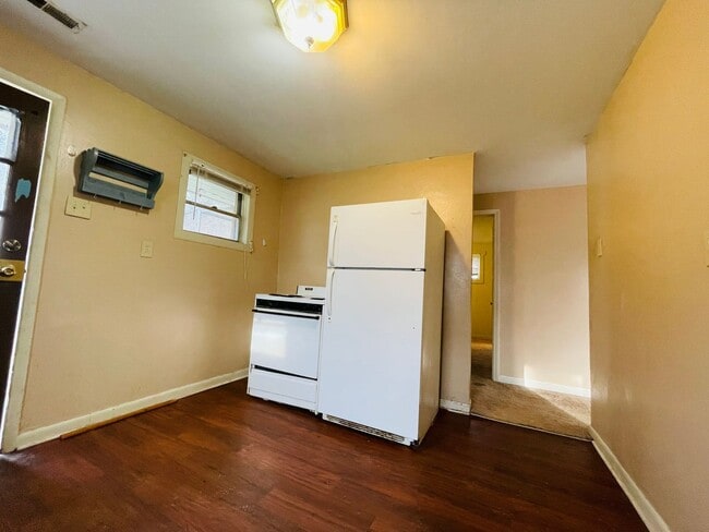 Building Photo - ***2 bedroom, 1 bath house Available July 2026!***