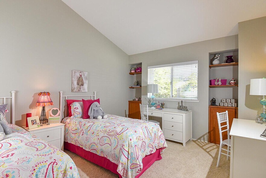 Building Photo - 1711 Parkview Green Cir