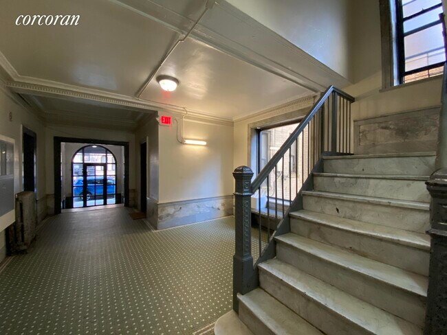 Building Photo - 373 S 4th St