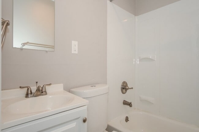 Building Photo - 1260 Summerlea Ave