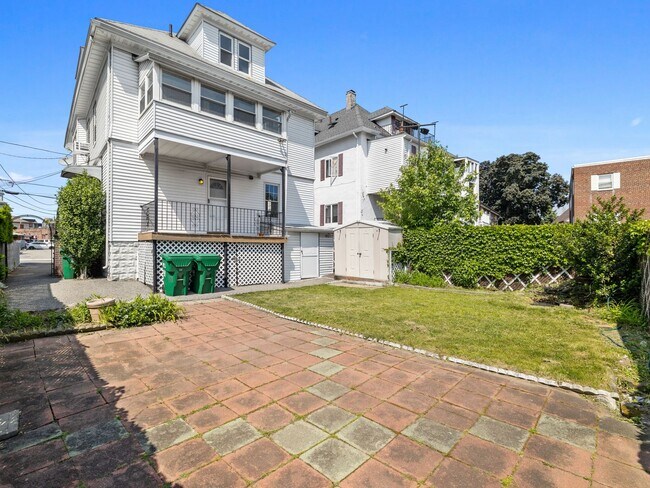 Building Photo - Massive Medford Apt near T & Tufts!  2-bat...