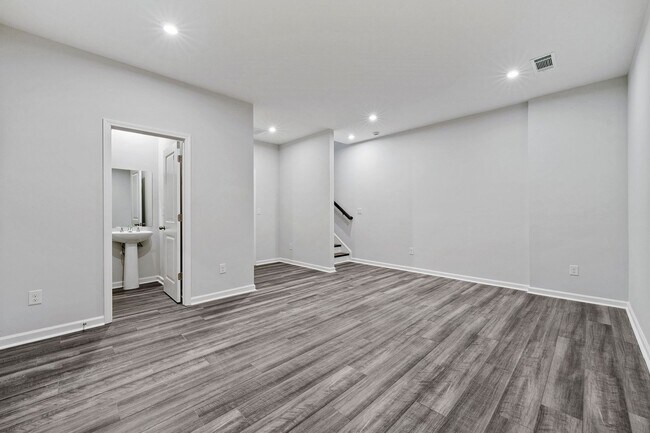 Building Photo - BRAND NEW Townhome located in Westside Ben...