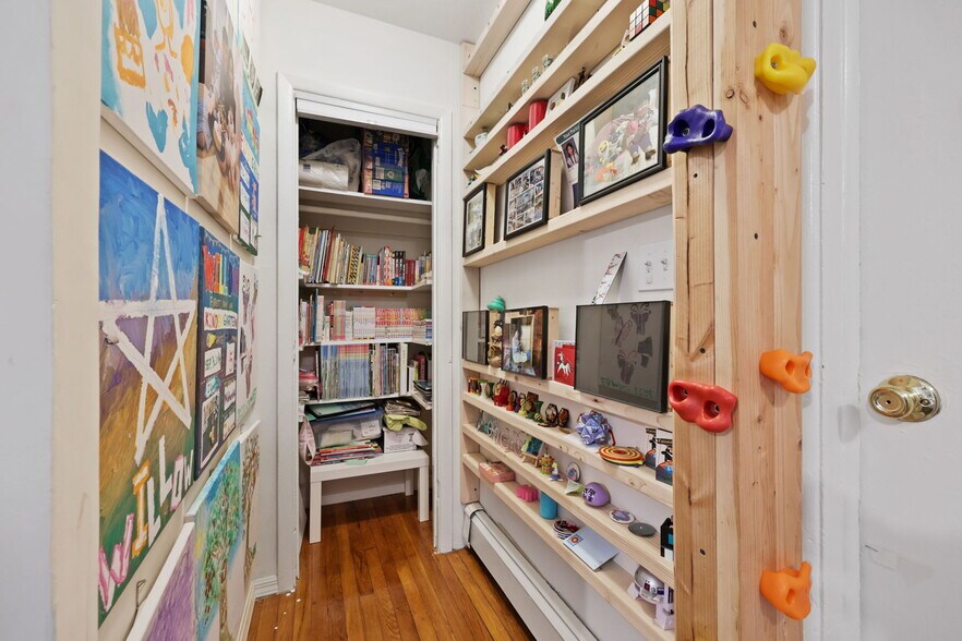 Building Photo - 2881 Meadowcrest Dr