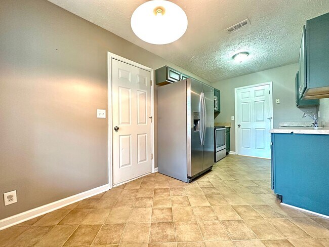 Building Photo - Cozy Single-Family Home with a Fenced Backyard