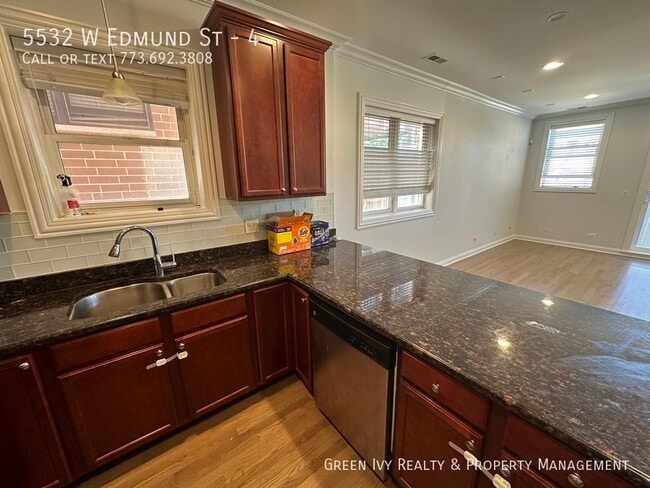 Building Photo - Quiet, Cozy Townhome in Jefferson Park,  2...