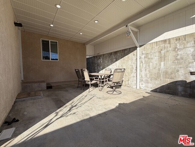 Building Photo - 10006 Samoa Ave