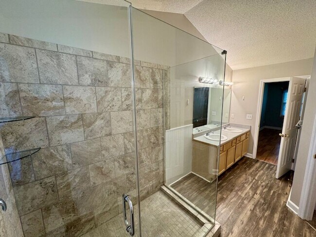 Building Photo - Elegant 2-Story Townhome with Sunroom & Lu...