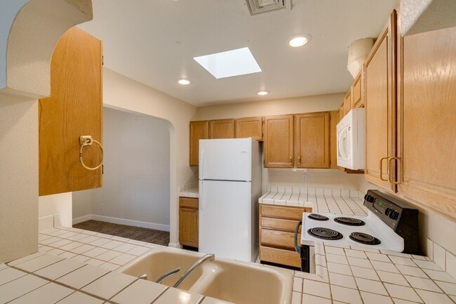Building Photo - 2nd Floor Condo Near UNLV