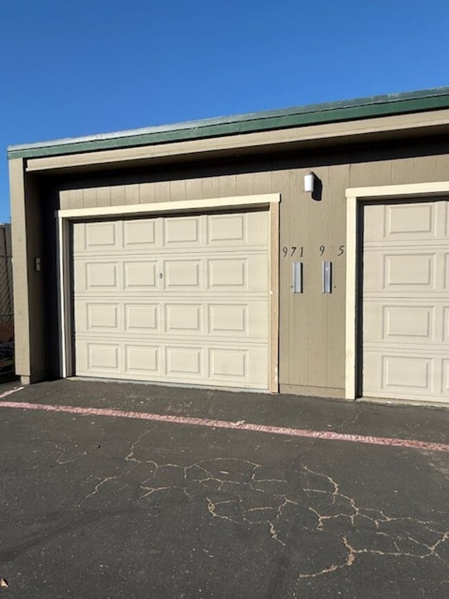 Building Photo - Rare 2 bedroom/1 bathroom Single Story Con...