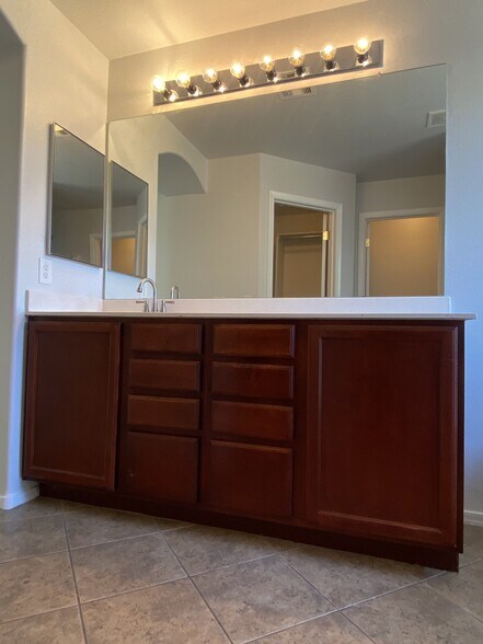 Building Photo - 45462 W Tulip Ln