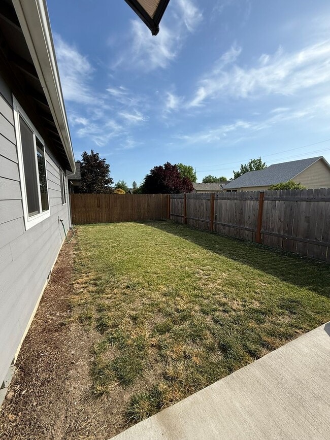 Building Photo - Gorgeous Pet Friendly Three Bedroom Lebano...
