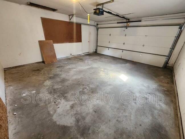 Building Photo - 2329 E Glenview Dr