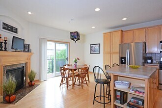 Building Photo - Spacious 4-Bed 3.5-Bath in Blaine - Available 6/10!