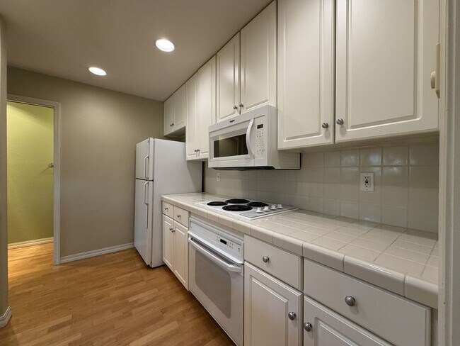 Building Photo - 9605 NW Miller Hill Dr