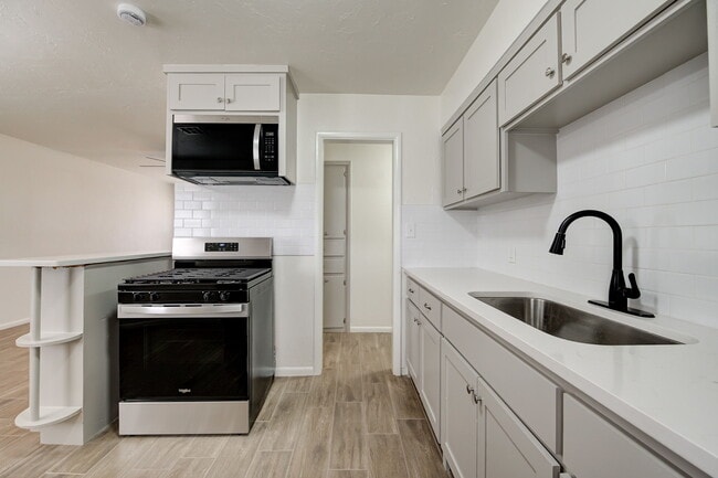 Building Photo - 4704 SE 18th St