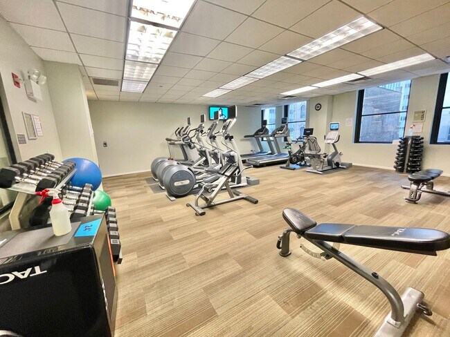 Building Photo - Beautiful 2BD/2BTH CONDO IN THE LOOP!