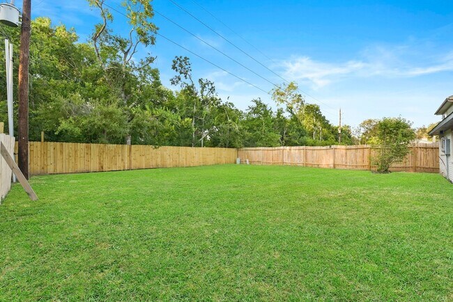 Building Photo - 2322 Aprilmont Dr