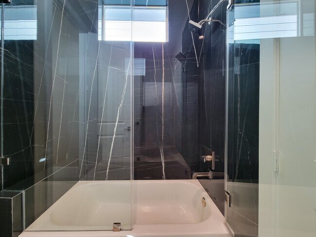 Building Photo - 5613 Leonard St