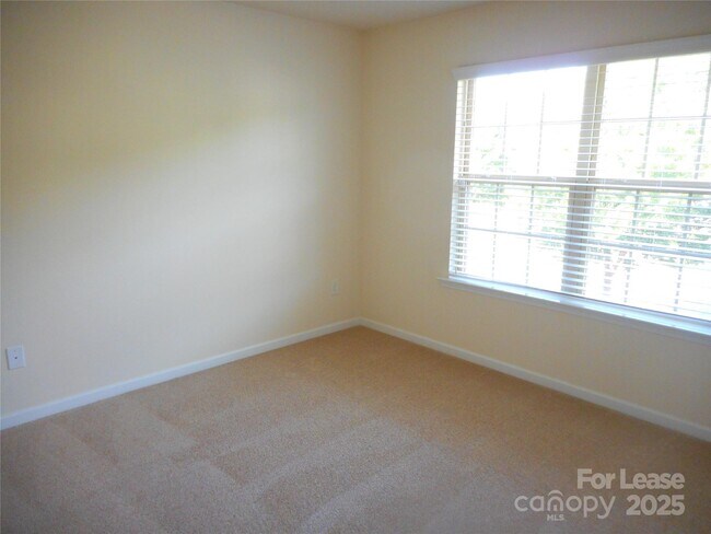 Building Photo - 3038 Oakmere Rd
