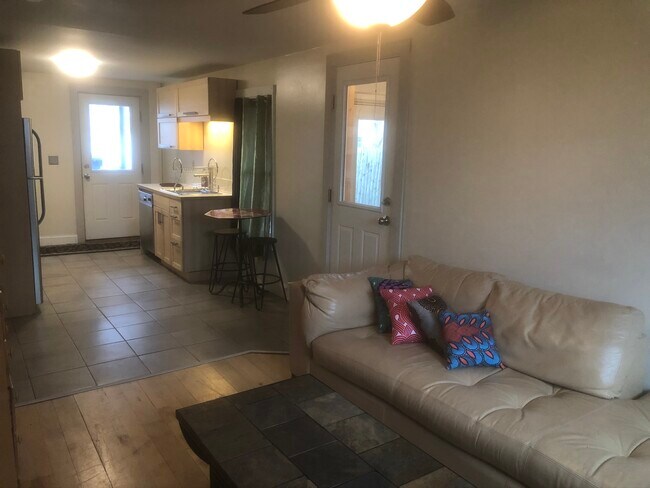 Building Photo - Spring