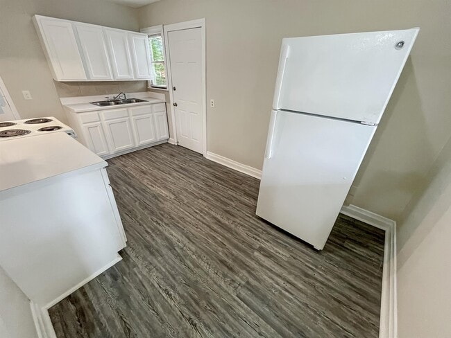 Building Photo - 195 Hedges St SE