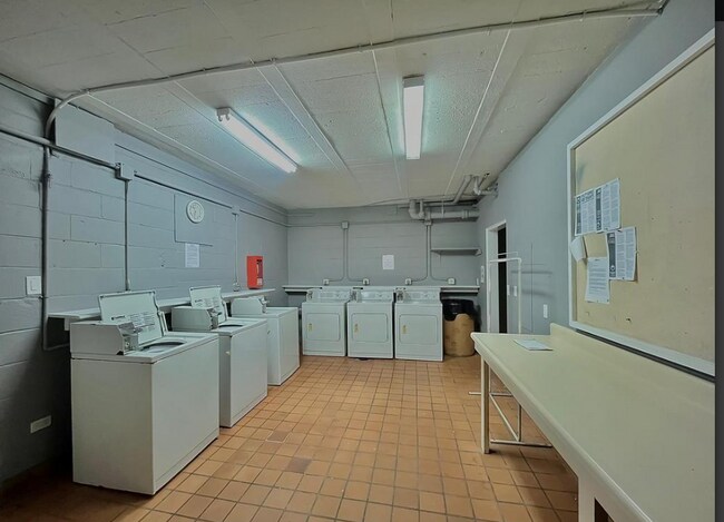 Building Photo - Summit