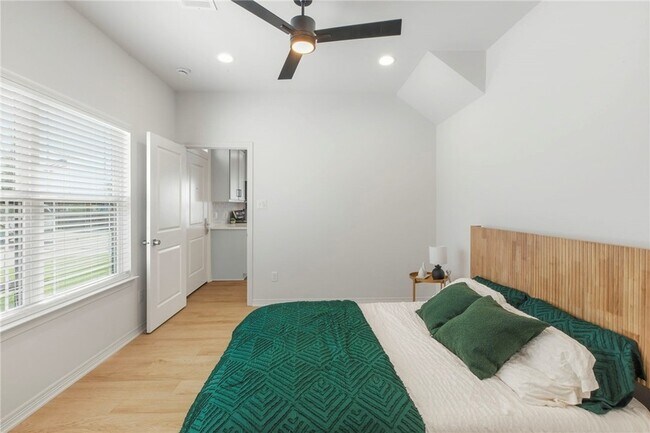 Building Photo - 307 Sterling St