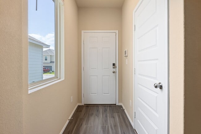 Building Photo - "Spacious 4-Bed Oasis with Granite Counter...