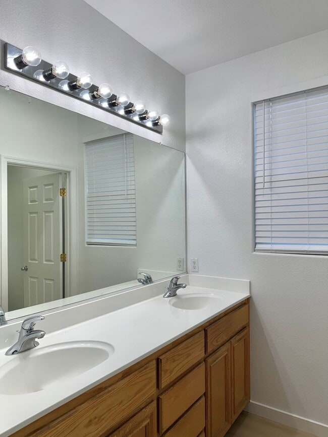 Building Photo - 3 bed 2 bath 2 Car Garage