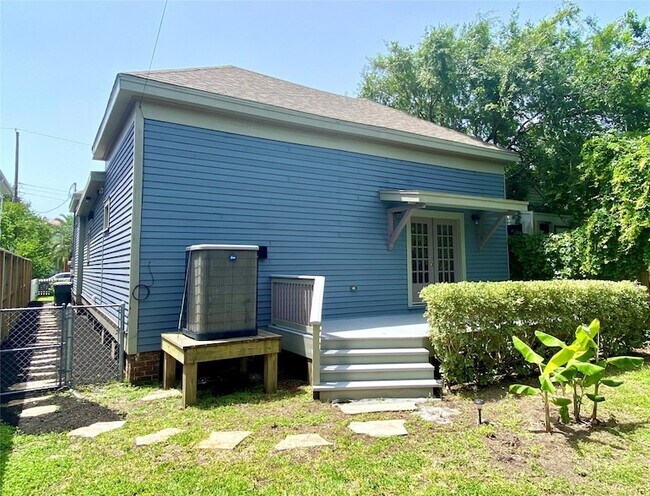 Building Photo - 2012 Ursuline St