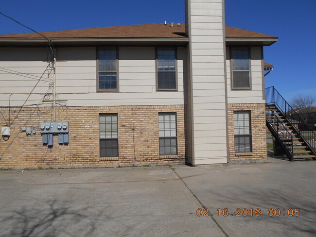 Building Photo - Nice Four plex unit upstairs in Irving.