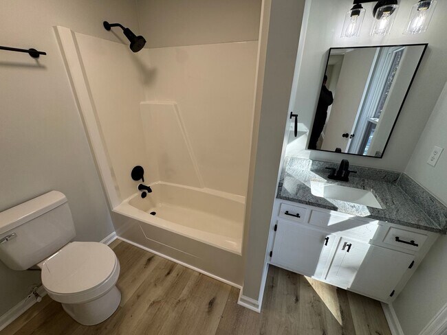 Building Photo - Modern 3bed/2bath in GREAT neighborhood!