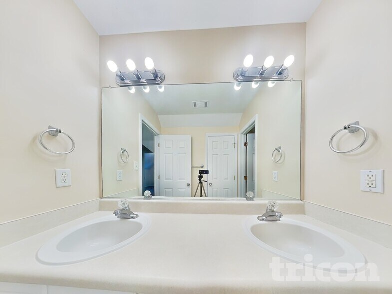 Building Photo - 7617 Senators Ridge Dr