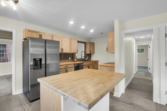 Building Photo - 28 Gerald Dr