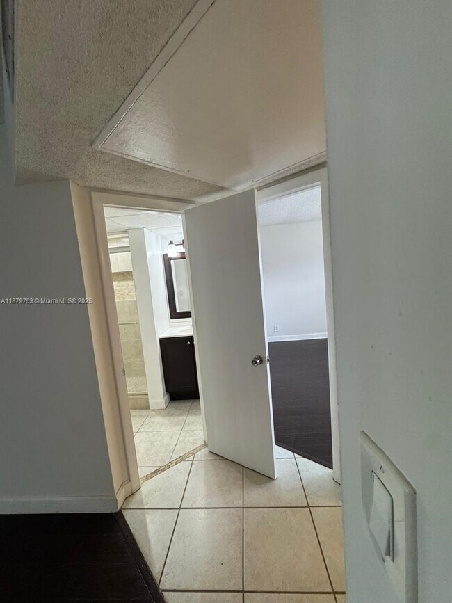 Building Photo - 8010 N Colony Cir