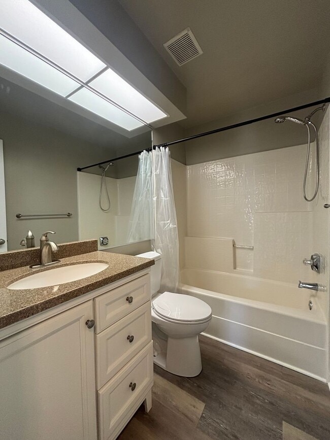Building Photo - Beautiful Upgraded Condo located in Queens...