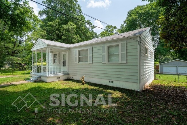 Building Photo - 3038 Highland Dr