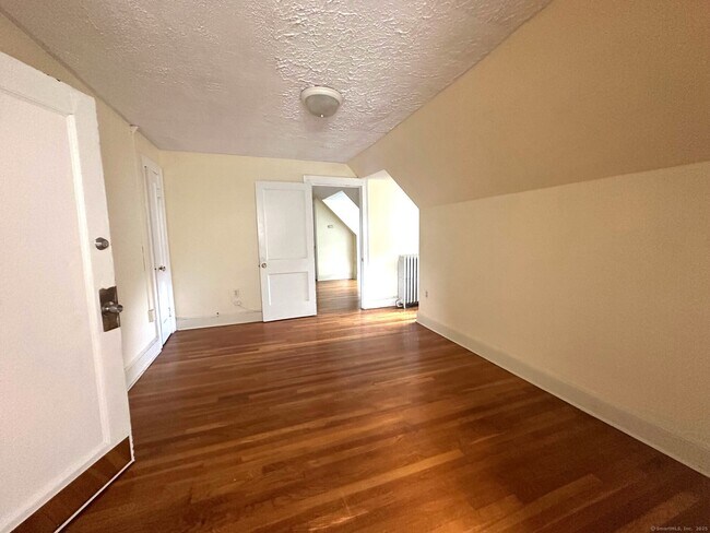 Building Photo - 512 Townsend Ave