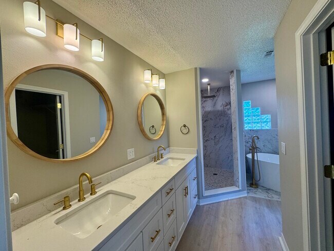 Building Photo - 529 Long Lake Dr