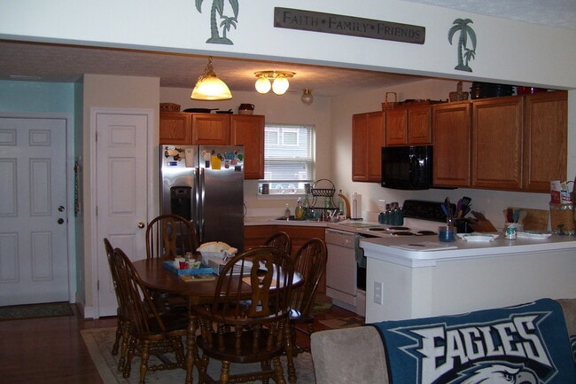 Building Photo - Immaculate End Unit Townhouse