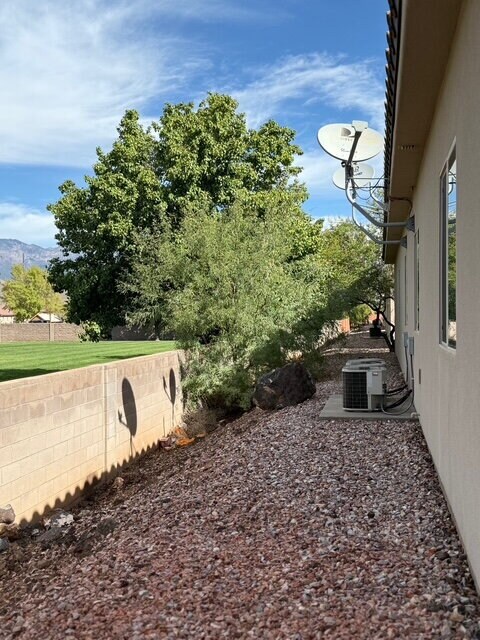 Building Photo - Well-maintained 3 bed/2 bath condo near Sky Mountain golf course.
